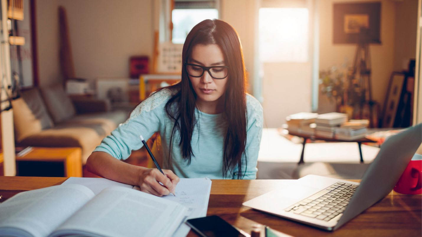 She started studying. Учеба. Девушка юрист. Студенты. Старшеклассник.